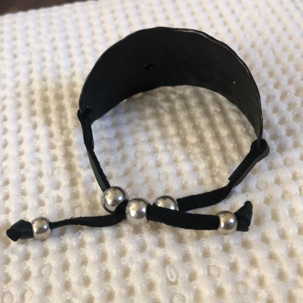 Adjustable Feather Bracelet with pretty details - Picture 2 of 3